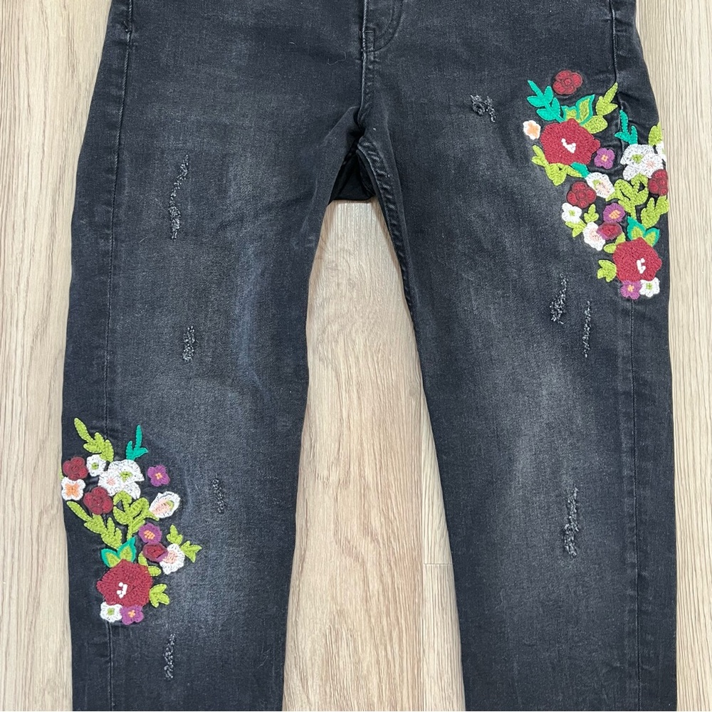 ZARA Trafaluc Black Skinny Jeans with Floral Embroidery & Raw Hem Size 8 - Picture 4 of 14